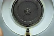 如何清洗油烟机开关上的油垢（轻松解决油烟机开关油垢问题）