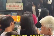 老人为领免费鸡蛋，早高峰和学生抢公交致学生迟到，公交公司回应