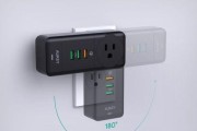 带有“牙齿”设计的充电器是哪个品牌？这种设计有何特别之处？