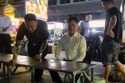 52岁刘强东宿迁街边吃大排档，喝的有点多，网友：真性情还是作秀