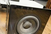 低音炮箱体上的孔洞是做什么用的？
