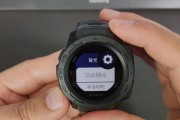 手表显示为何特别暗？如何调整亮度？