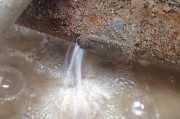 如何解决干洗机加热管漏水问题（快速修复干洗机加热管漏水，保障家电安全）
