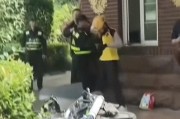 上海保安打外卖员续！原因曝光，双方和解，物业:涉事保安已劝退
