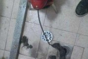 用矿泉水瓶疏通马桶堵塞的方法与注意事项（快速解决马桶堵塞问题）