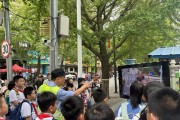 多地严查电动车接送学生：鼓励多生，但后座超载罚款！接娃怎么办