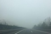 苹果手机拍照雾蒙蒙的原因及解决方法（揭秘苹果手机拍照模糊问题的真相与解决技巧）
