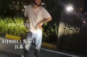 外卖小哥进小区被拦，直接堵门不让业主车出去，女车主好脾气劝阻