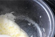 电饭煲煮出的软糯米饭教你解决方法（以电饭煲煮出的软糯米饭如何变得口感更佳）
