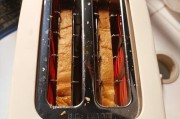 如何修理烤面包机（解决烤面包机故障的简易方法）