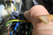 如何修复翻盖式冰柜的故障（解决冰柜翻盖无法正常关闭的问题）