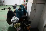 电瓶车冲进店铺的处理方法是什么？
