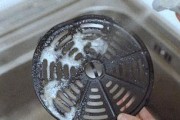 如何清洗油烟机上的油垢（化妆爱好者必备清洁技巧）