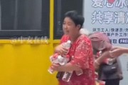 哄抢矿泉水老人正脸曝光，笑容贪婪得意，监控下仍猖狂，官方出手