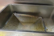 如何正确清洗专业立式油烟机（使用正确方法和工具清洗提升厨房空气质量）