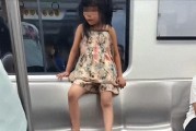 小孩地铁霸占仨座位后续！脱鞋踹人，家长不管，“地铁判官”出手