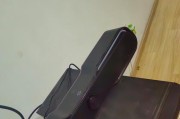低音炮前面有一点低音的原因是什么？