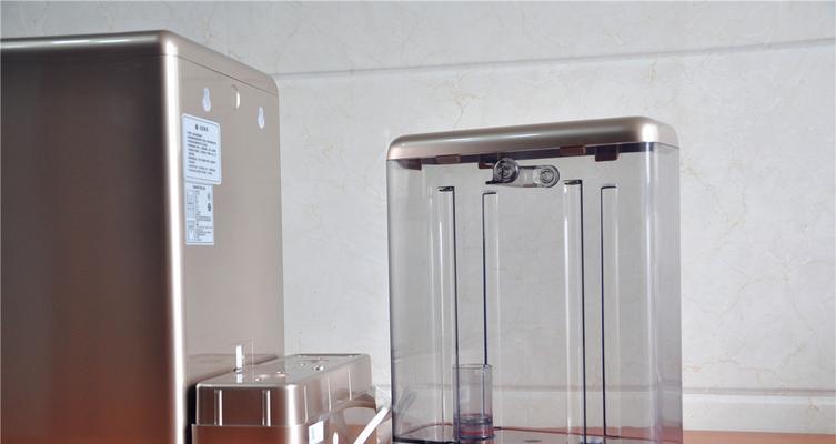 净水器水盒漏水的修理方法（快速解决家用净水器水盒漏水问题）