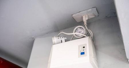 投影仪停电闪红灯的原因及解决方法（投影仪红灯闪烁可能的原因和详细解决方案）
