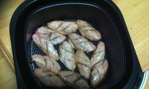 使用冰箱制作美味鸡翅的秘诀（轻松在家享受口感酥脆的烤鸡翅）