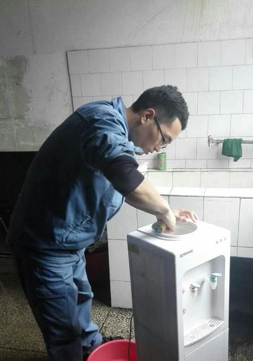 解决饮水机外壳漏水问题的方法（简单修复饮水机外壳漏水的有效措施）