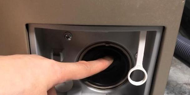 洗衣机水池发霉处理方法（有效清除洗衣机水池发霉的小窍门）