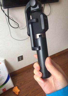 手机自拍杆使用教程（掌握自拍杆的使用技巧）