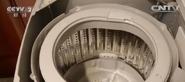 洗衣机后面排水管清洗方法（简单有效的清洗技巧让洗衣机恢复顺畅排水）