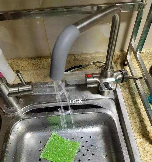 净水器加的水变黑了怎么办（解决净水器加水变黑的简单方法）