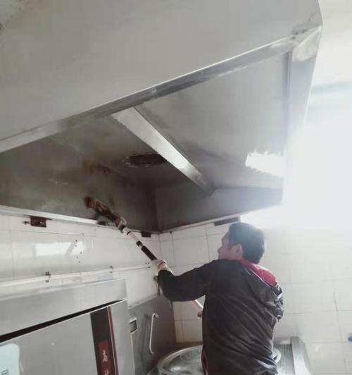 油烟机清洗的正确方法（让饭店油烟机焕然一新的小技巧）