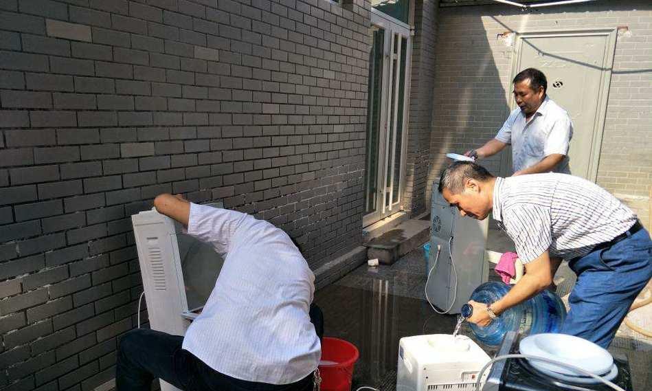 如何清洗饮水机水箱水垢（有效清除水垢）