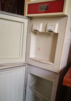 现代饮水机漏水问题的原因及解决方法（解析现代饮水机漏水的关键因素和有效应对策略）