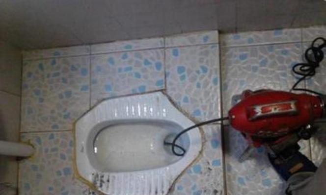用矿泉水瓶疏通马桶堵塞的方法与注意事项（快速解决马桶堵塞问题）