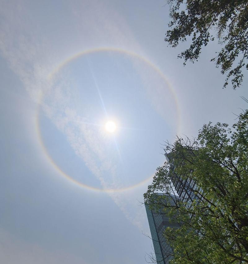 拍照时手机出现光晕？原因和解决办法是什么？