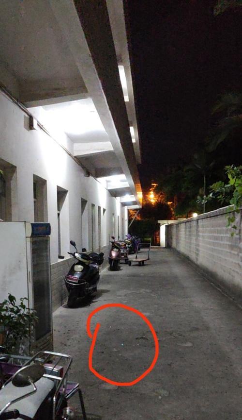 手机拍照出现光点是什么原因？如何解决？