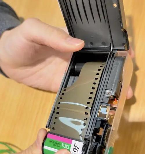 如何用手机为便携胶片机拍照？