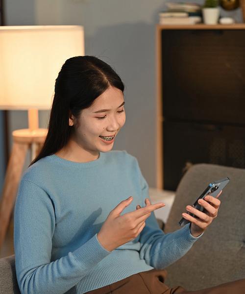 拿着平板电脑坐沙发会有什么影响？如何避免潜在问题？
