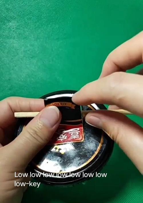 油瓶盖儿制作手机支架的方法是什么？