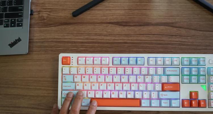 小胖身法连跳使用的键盘品牌是什么？特点有哪些？