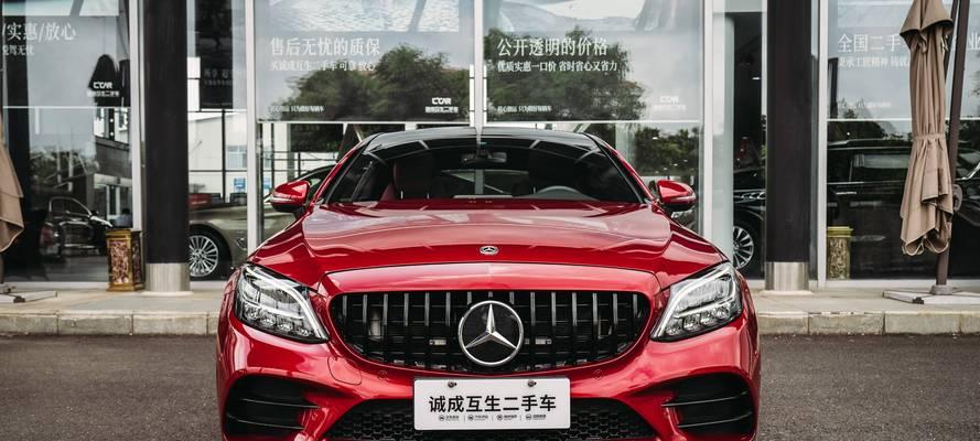 C260奔驰车后屁股亮红灯显示屏上什么意思？如何解决显示屏故障？