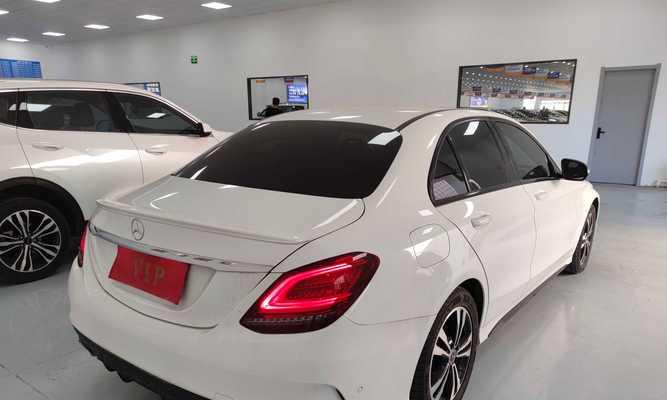 C260奔驰车后屁股亮红灯显示屏上什么意思？如何解决显示屏故障？