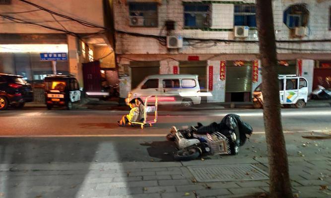 电瓶车被碰倒后应如何处理？