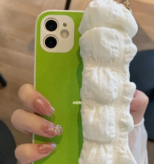 苹果15透明手机壳绿色款的特点是什么？