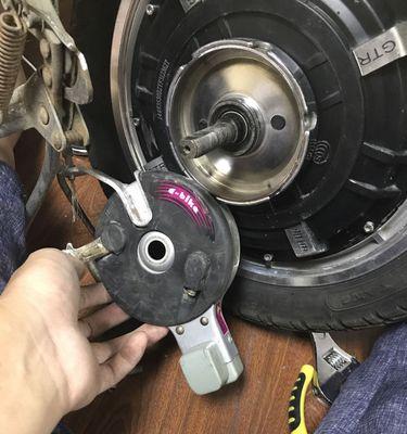 电瓶车小轮子安装步骤是什么？