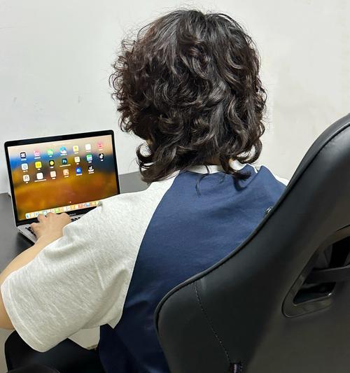 笔记本桌子如何设置才能玩游戏？需要什么配置？