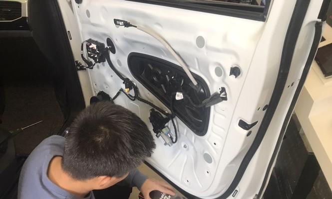 三厢车加装低音炮效果如何？对音质提升明显吗？