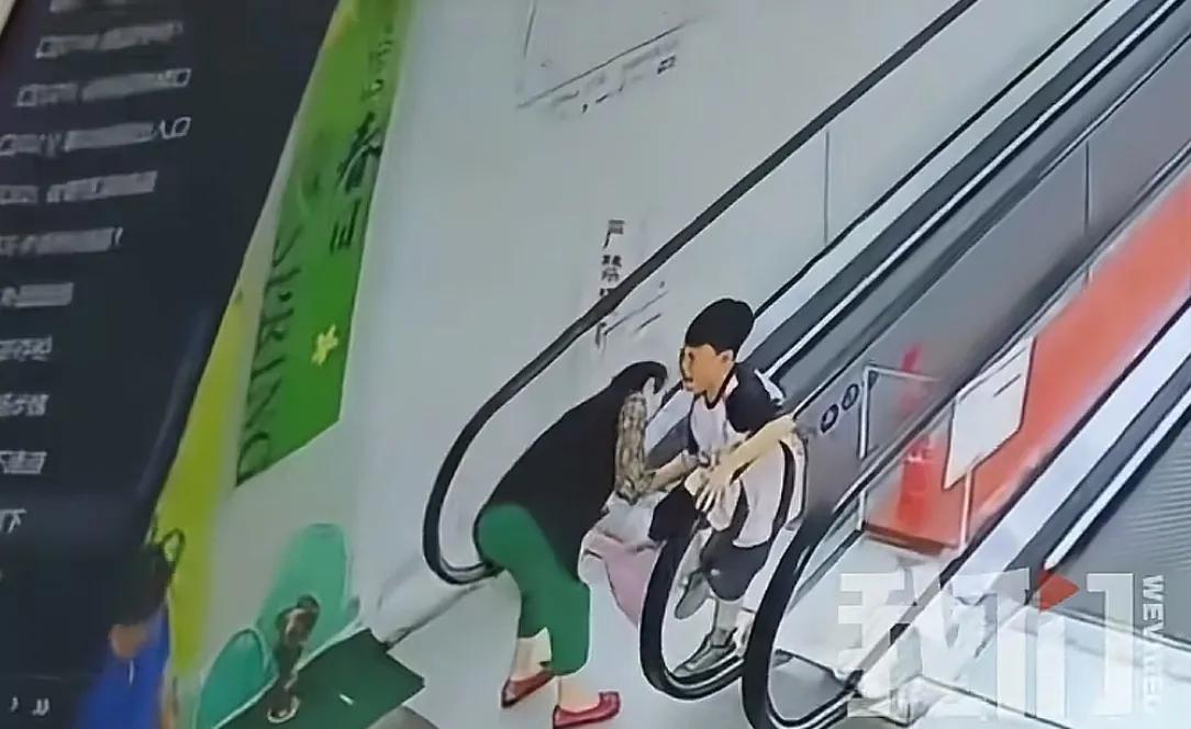 男孩商场扶梯上被狗咬伤，狗主人安慰几句后竟直接离开！警方介入