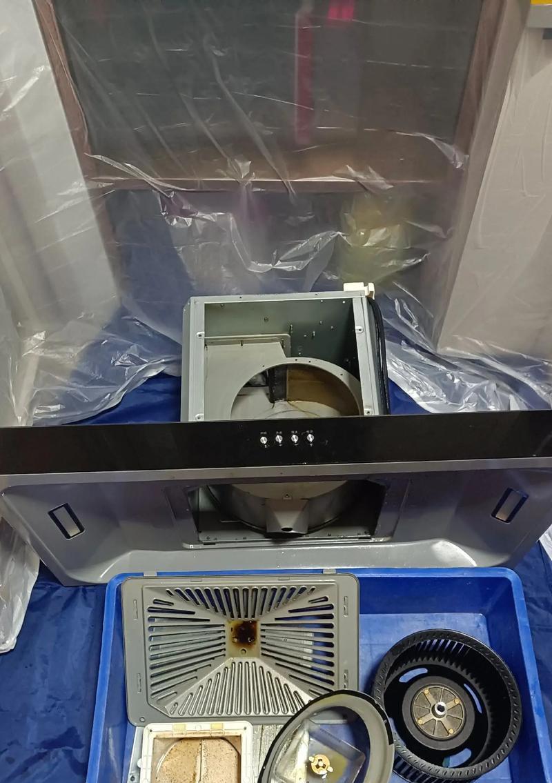 不拆卸清洗油烟机内部的小技巧（一招解决厨房油烟机清洗难题）