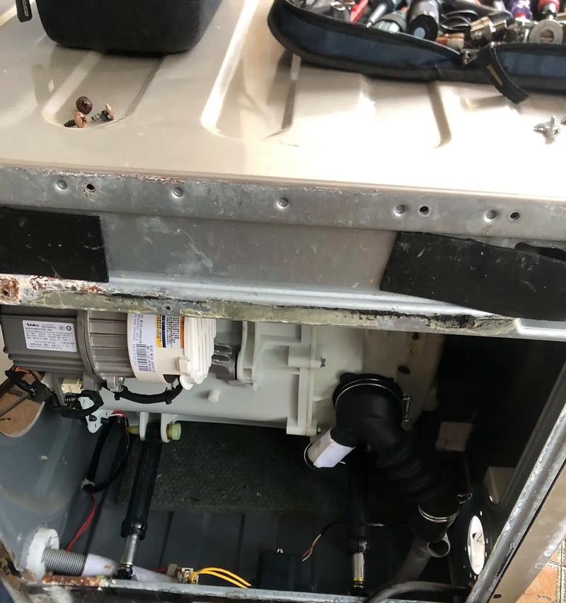 修理洗衣机漂洗进水漏水的方法（如何快速解决洗衣机漂洗进水漏水的问题）