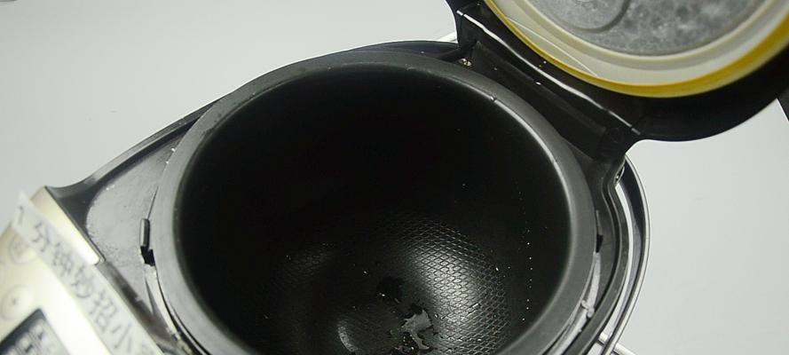 电饭煲水出现异常味的原因及解决方法（厨房小百科教你解决电饭煲水异常味问题）